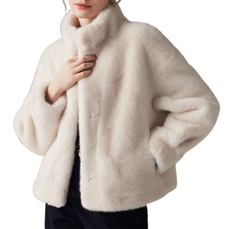 Manteau de fausse fourrure avec un haut de collier encastré