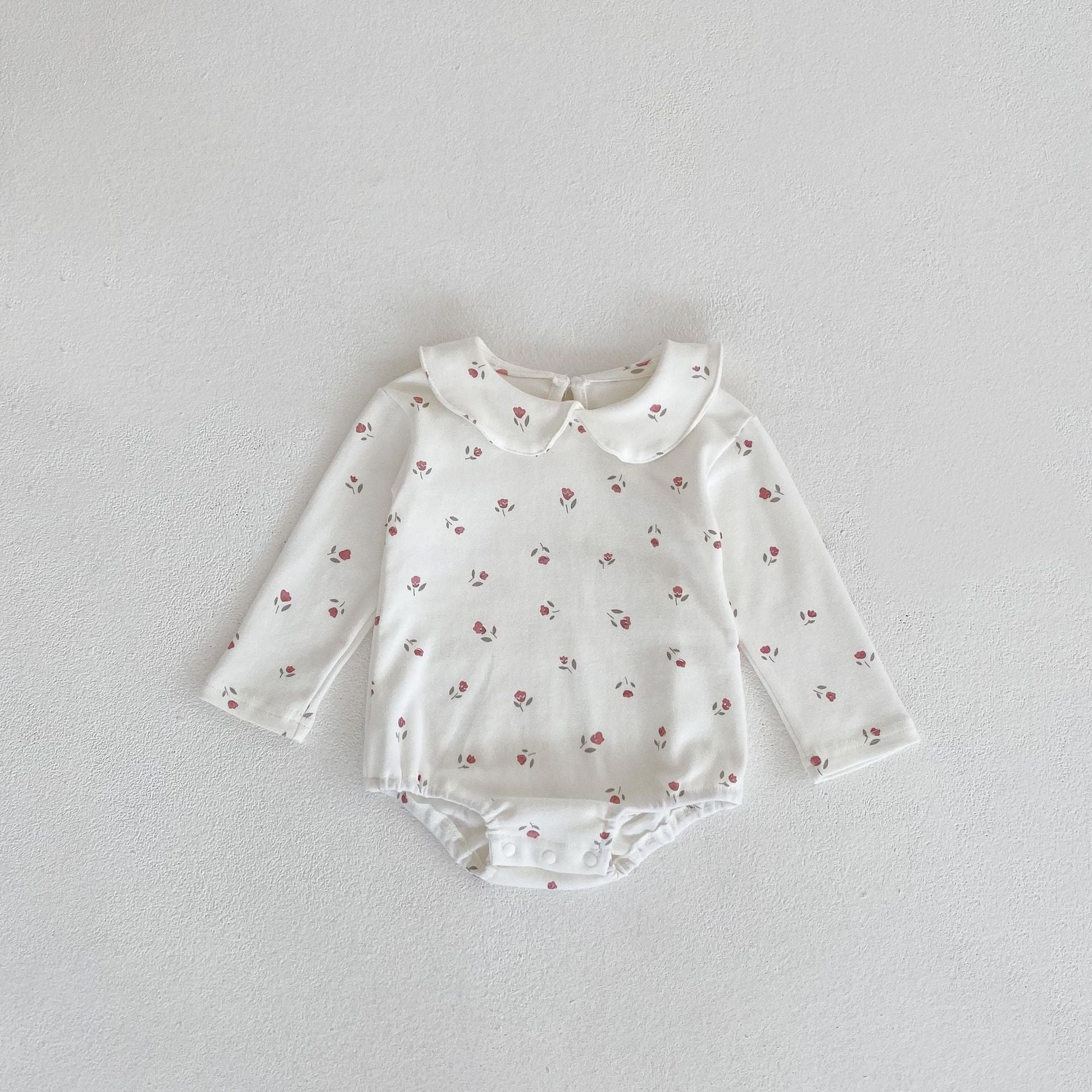 Collier de poupée de petite fille à manches longues