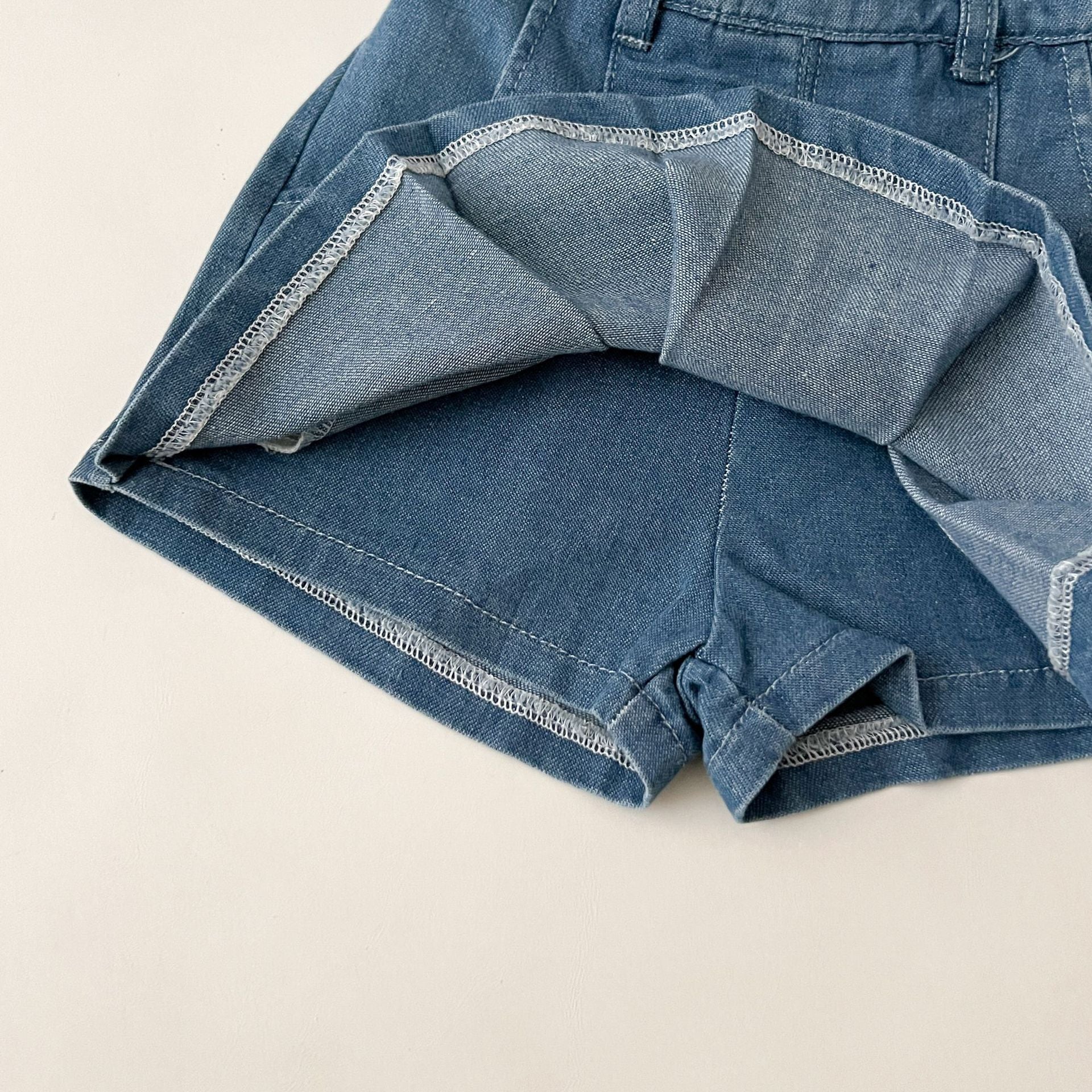 Pantalon de jupe en denim chic et tendance avec un top à manches courtes