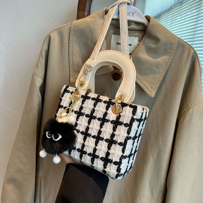Niche Design Woolen Bag 2022 Style Sac pour femmes Autumn Internet Popular Crossbody Bag P