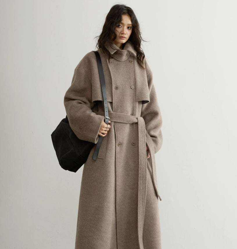 Retro-chic doux avoine-beige en laine ceinturée dans une longue silhouette