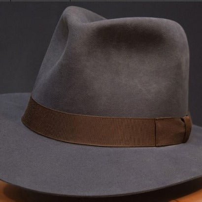 Chapeau en laine denim avec un large bord et Bow