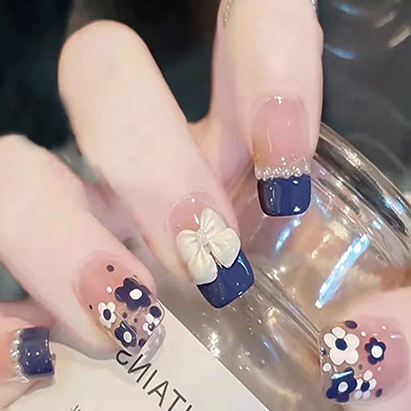 Grand Bow Strass Deep Sea Blue Nail Art pour un look plat et doux