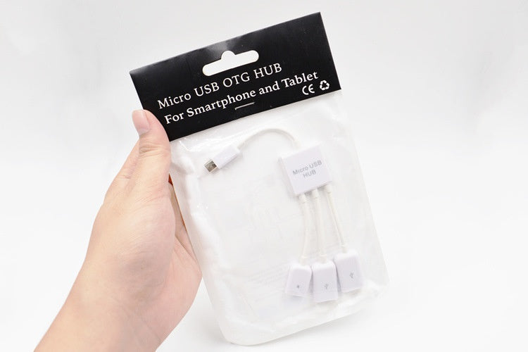 Téléphone mobile connecté au connecteur USB Keyboard Mouse