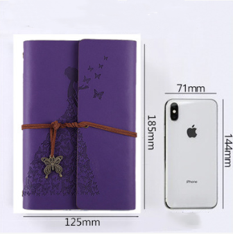 Habillez beau carnet de livres à la main