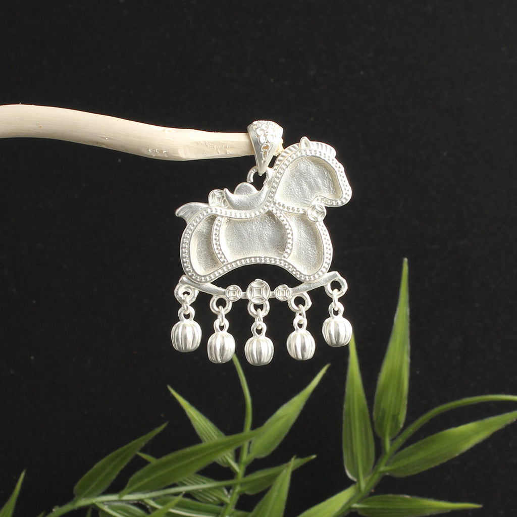 Pendentif papillon incrusté avec une cloche