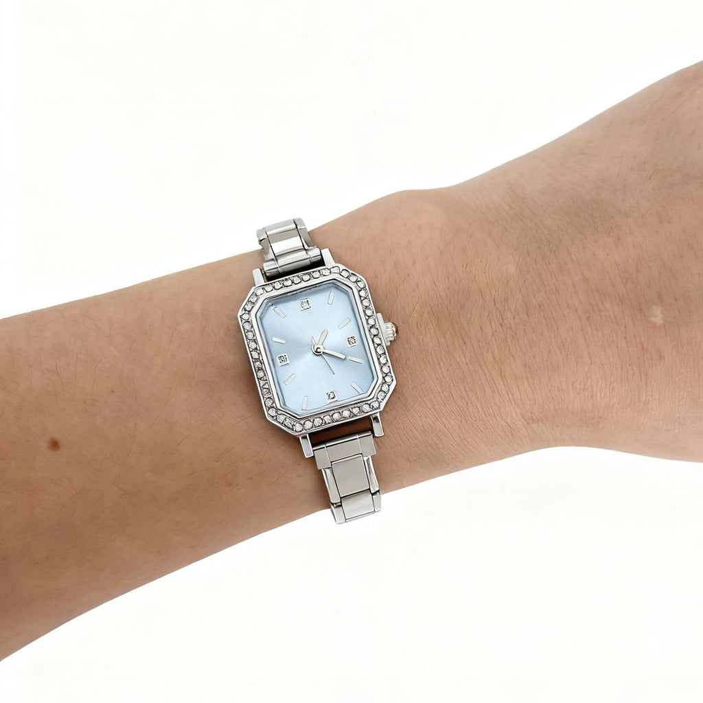 Montre carrée élégante pour les femmes avec un design chic embelli par le diamant