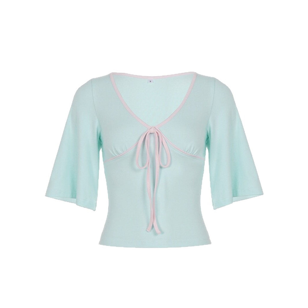 Tee-shirt doux à la menthe pâle avec un col en V et un trait contrasté