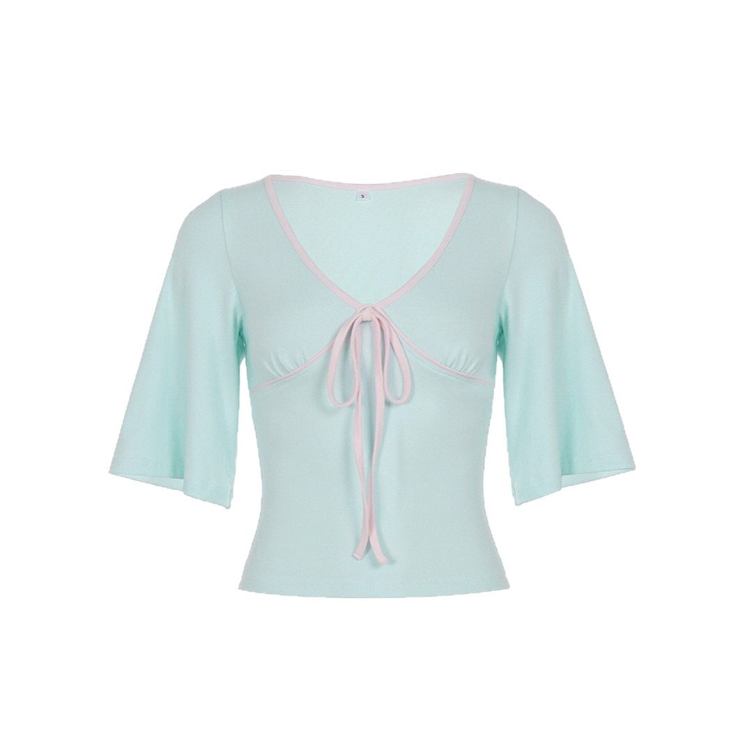 Tee-shirt doux à la menthe pâle avec un col en V et un trait contrasté