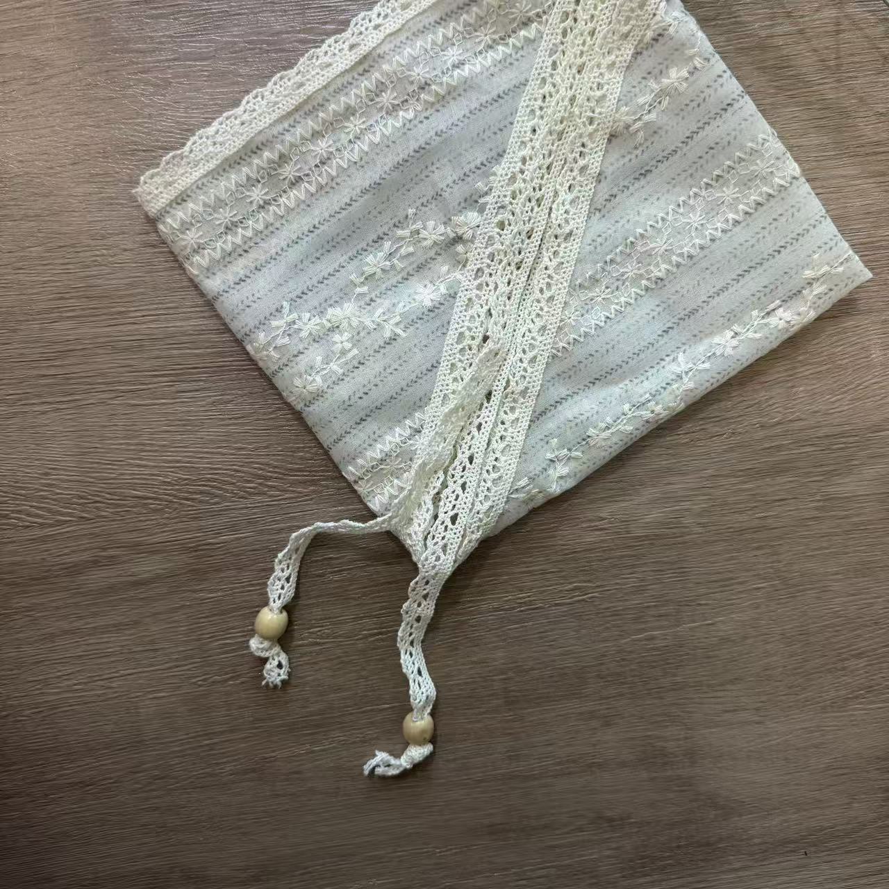 Écharpe de soie florale brodée en dentelle