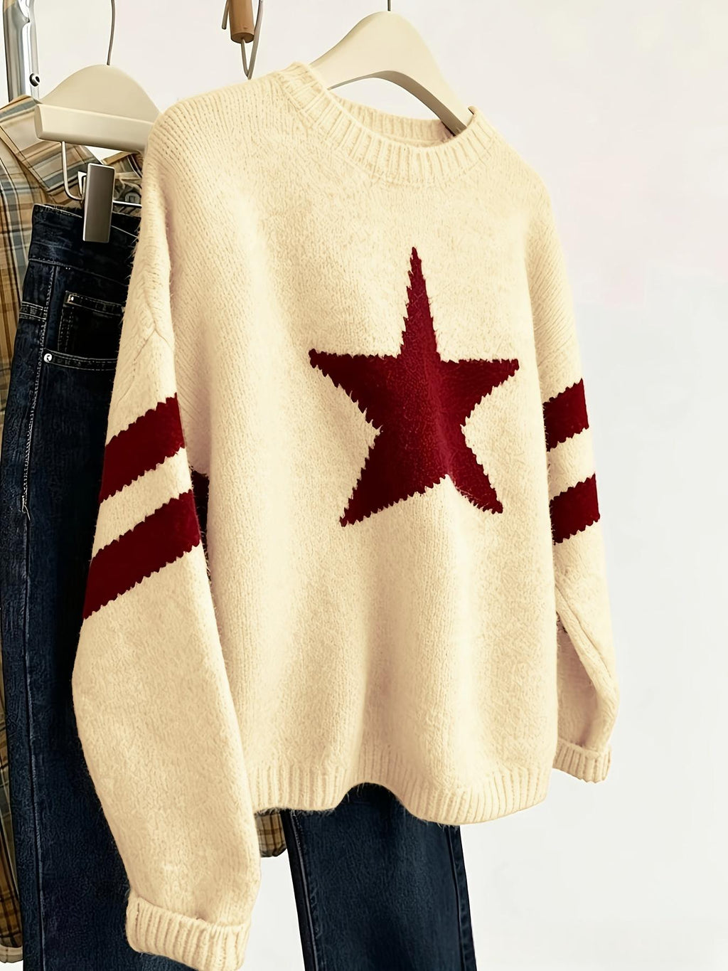 Pull simple tricoté avec un motif d'étoile