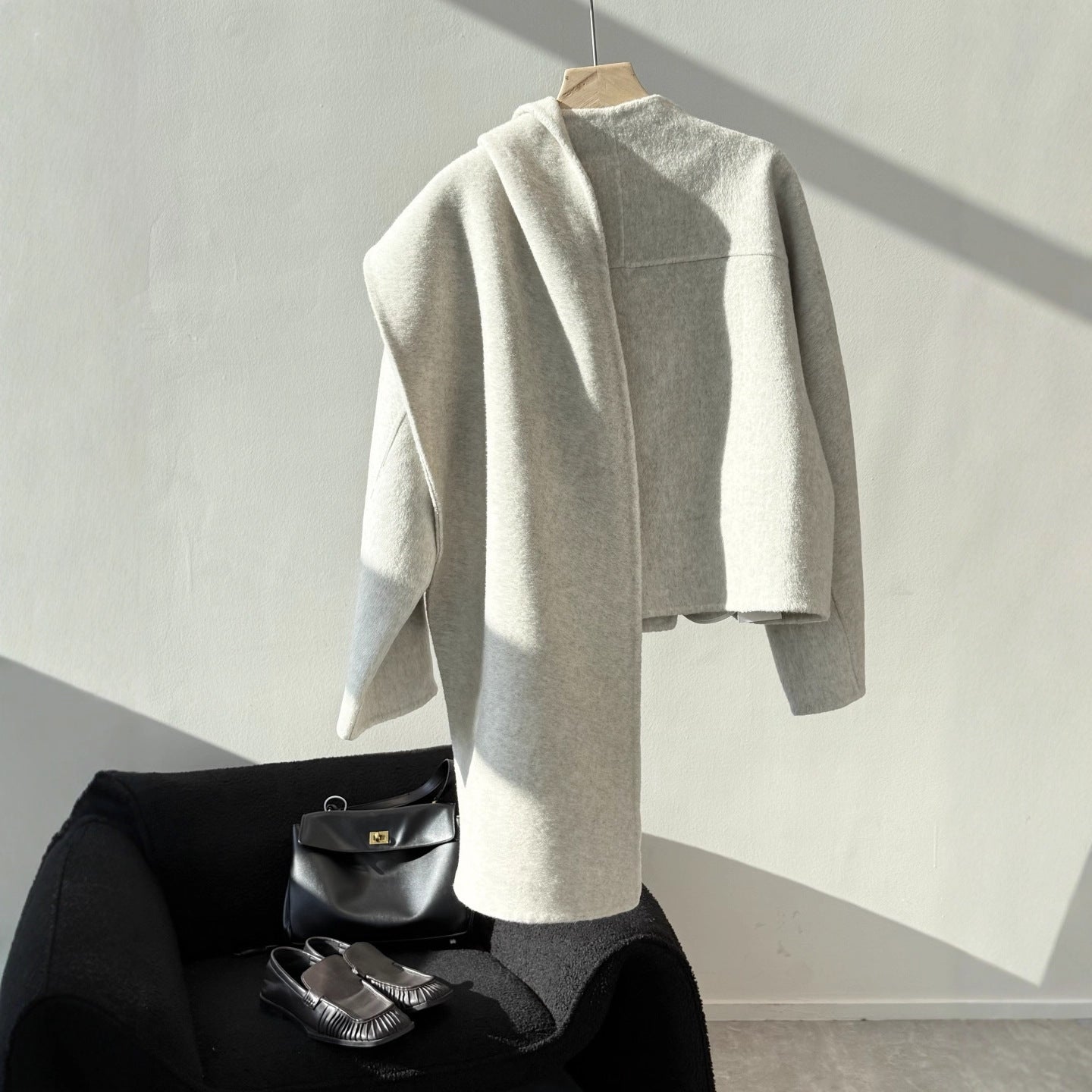 Manteau de laine courte pour femmes avec un collier écharpe