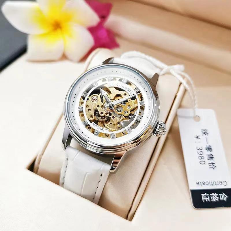 Montre mécanique à résistance à l'eau légère incrustée au diamant