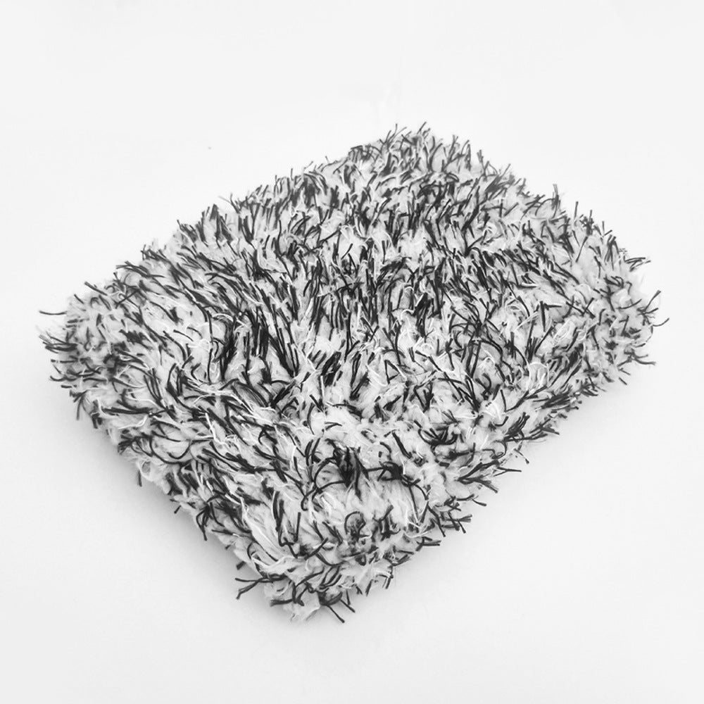 Laver l'éponge en microfibre de linge en peluche en absorbant l'eau