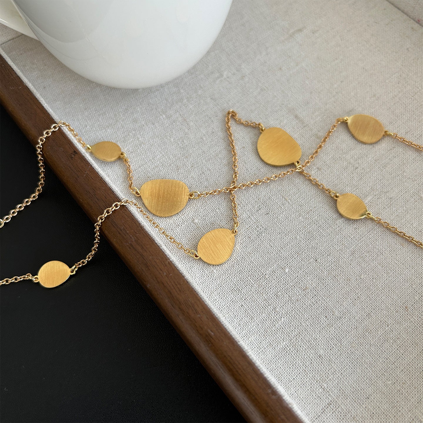 Collier long à dessin métallique plaqué or pour femmes