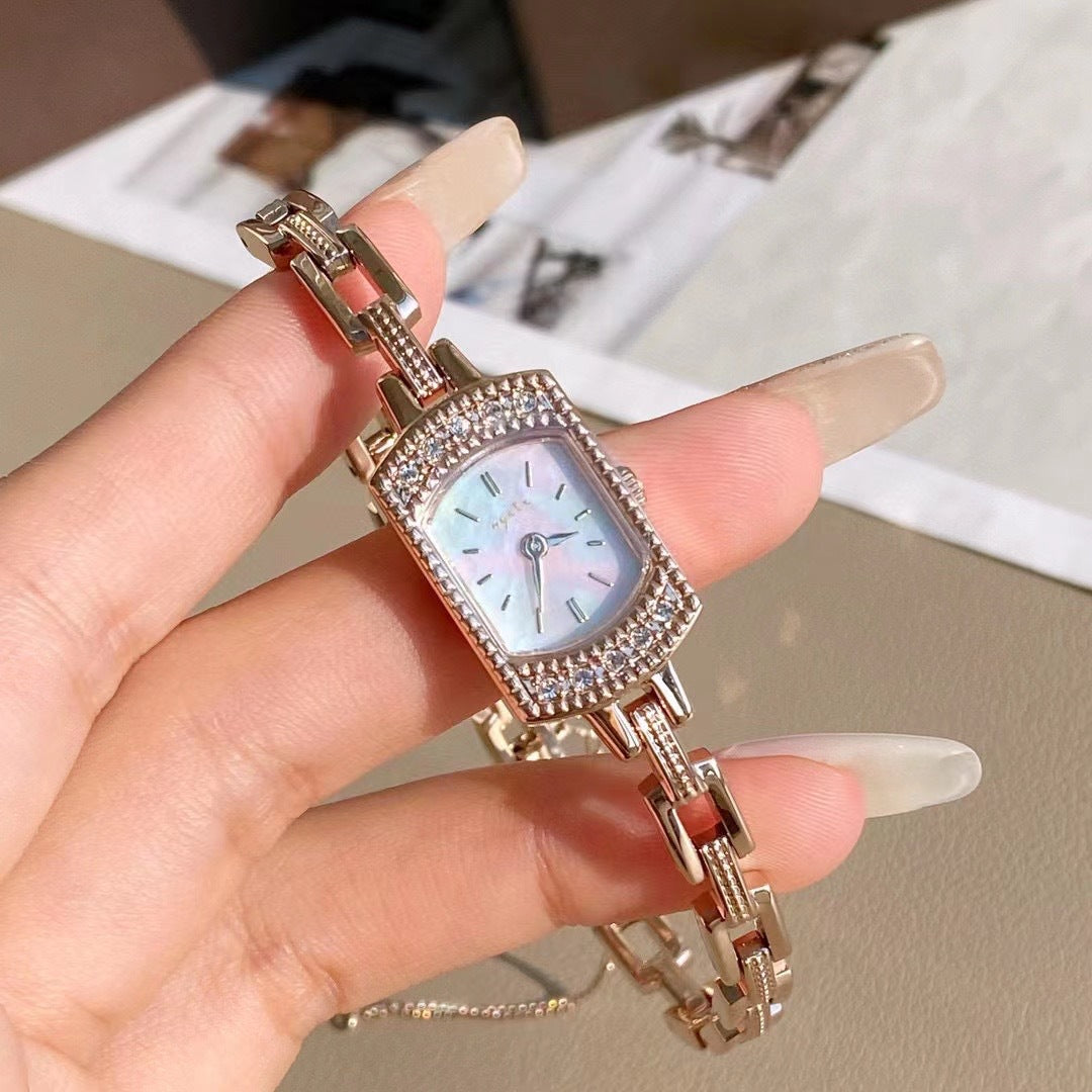 Vieille montre carrée pour les femmes Un design Dainty Mini Square avec un motif de blé