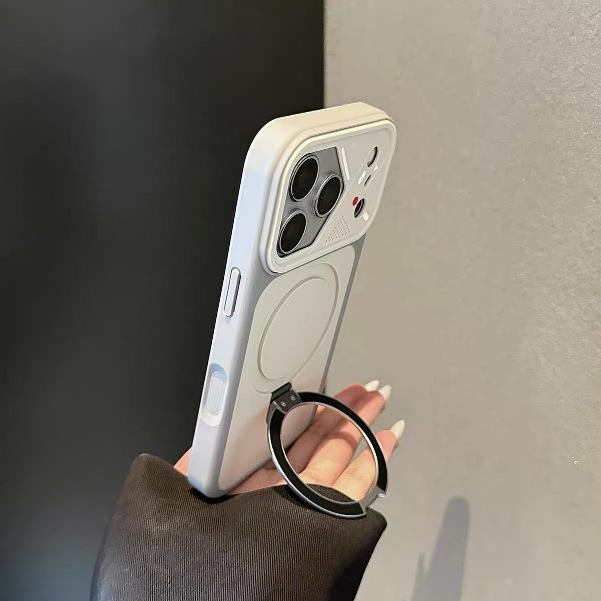 Mecha-style Frame Magnétique-suction Stand Matte Skin-feel Phone Case