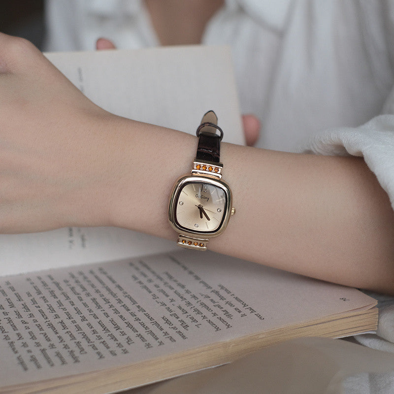 Montre femme de style rétro avec un design minimaliste Petite Square
