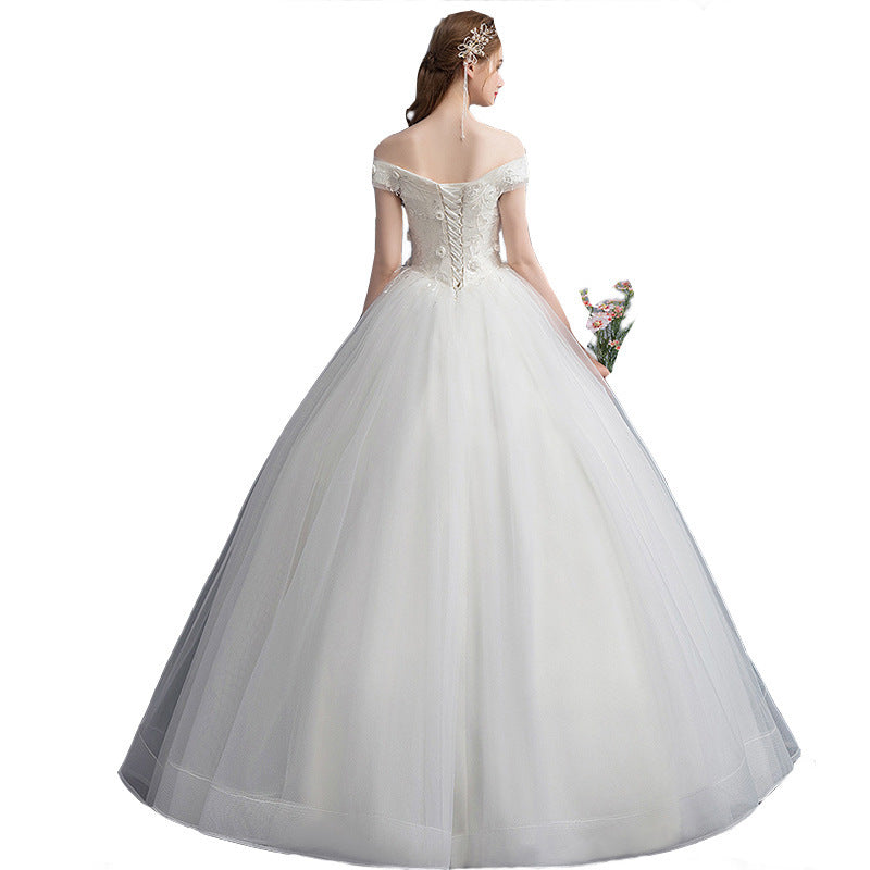 La mariée à une épaule était mince