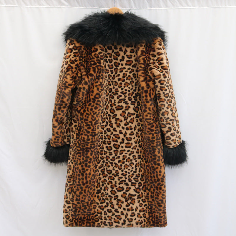 Manteau de femmes avec un grand collier de fourrure chaud