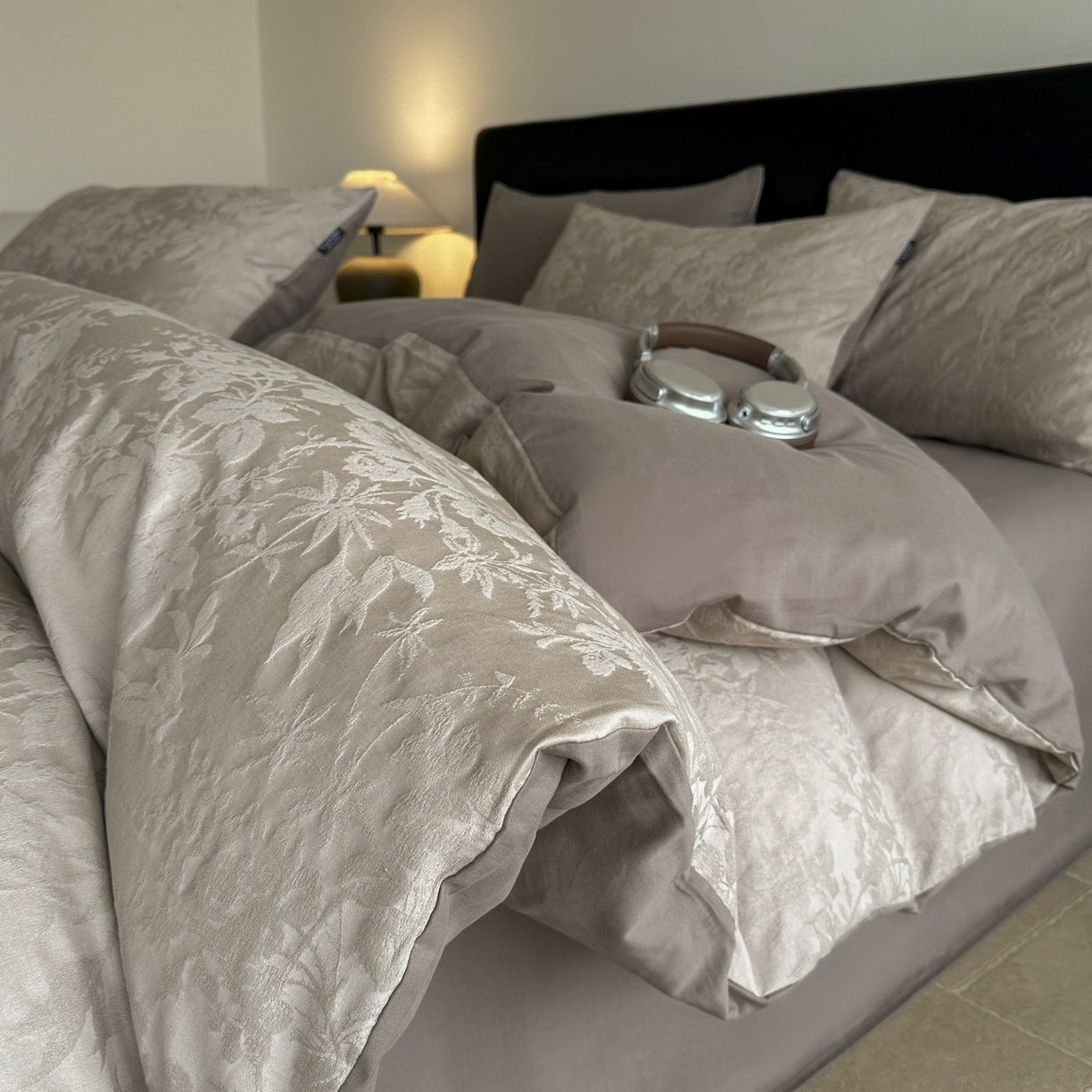 Grand ensemble de quatre pièces Jacquard Pure Cotton avec une touche de légère couverture de luxe et lit