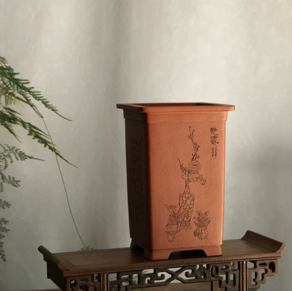 Vase de poterie sculptée à la main dans l'argile de Zisha