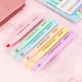 Les élèves en surbrillance de couleur douce utilisent le stylo marqueur de surbrillance pour faire des notes