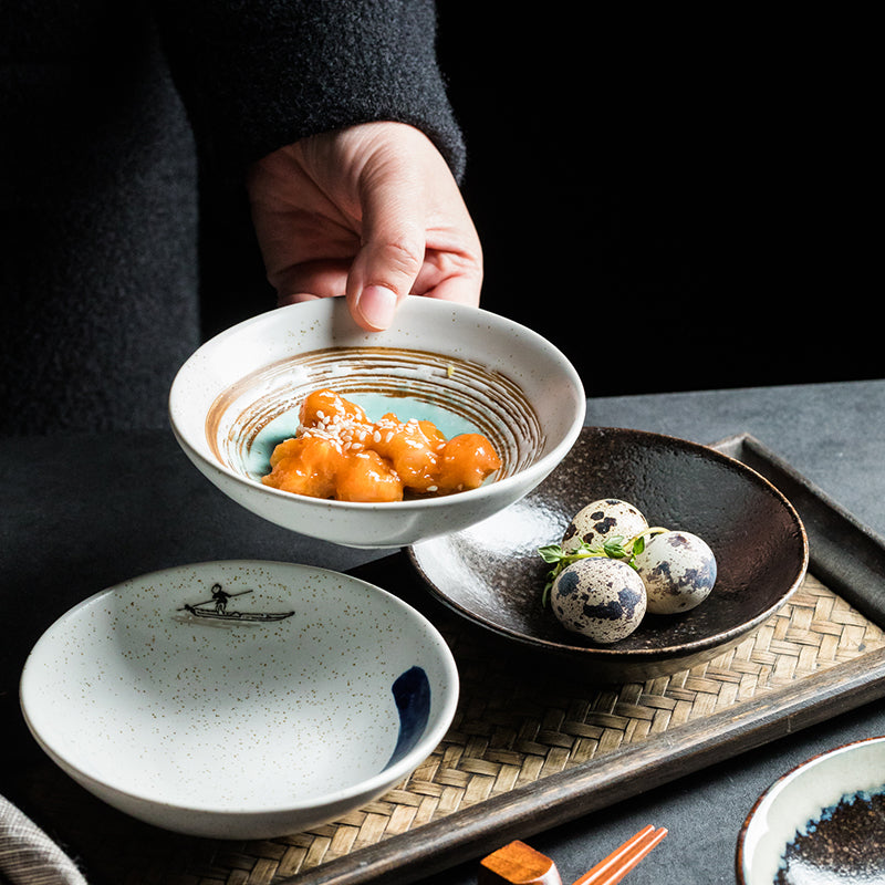 Petit bol rond de style japonais avec assaisonnement de légumes