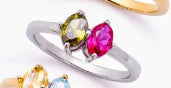 Une bague d'anniversaire en plusieurs pierres ornée de pierres de Zirconia en forme de marquise