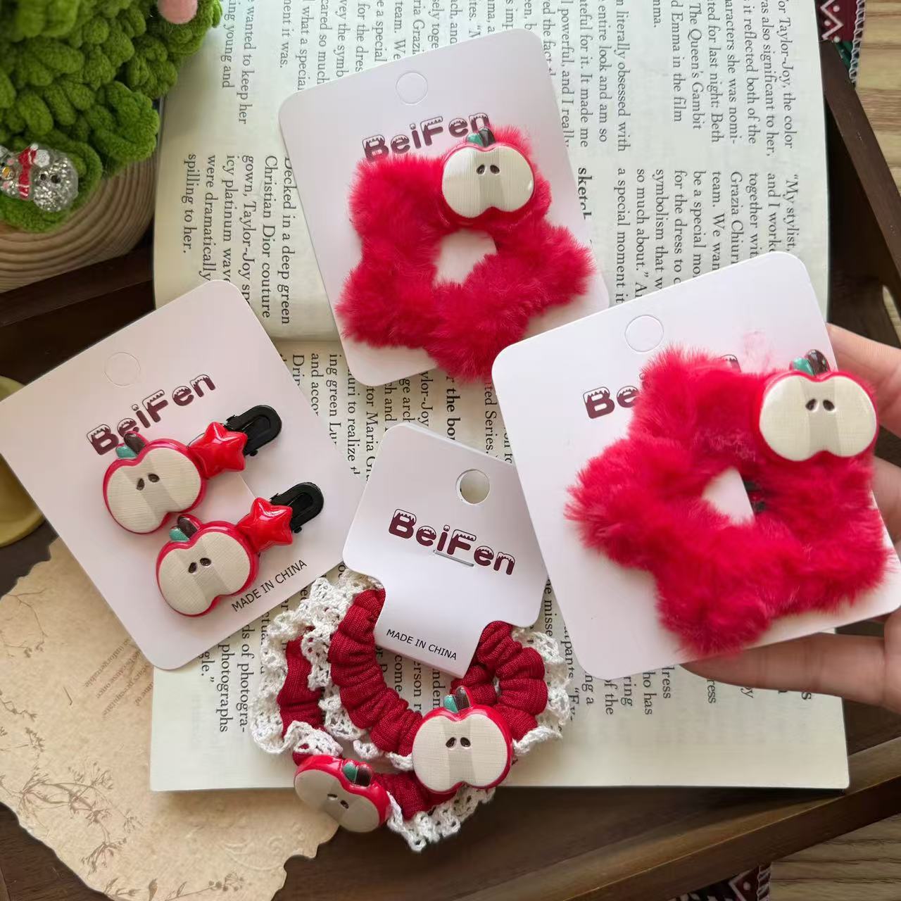 Cartoon créatif Apple et accessoires de coiffure Star avec thèmes de Noël et année