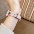 Bracelet en cuir de style Chanel avec une taille et un design ciselé