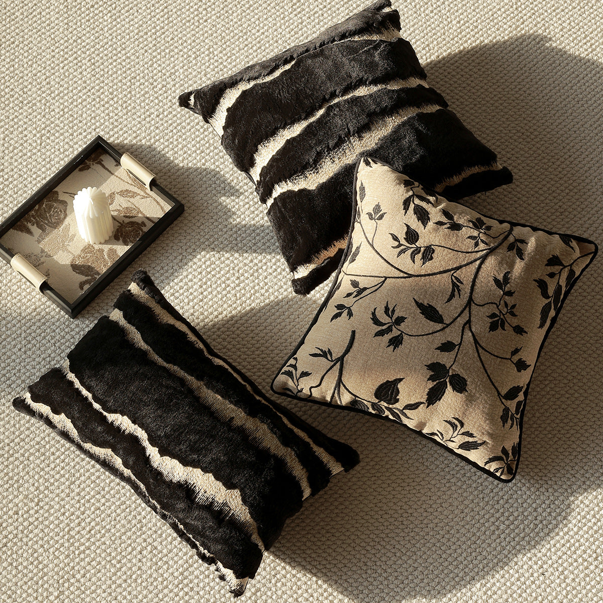Coussin de canapé moderne de luxe léger au milieu du siècle avec un lit de luxe