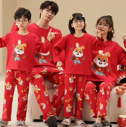 Une famille de trois ou quatre ensemble de pyjamas de coton à manches longues