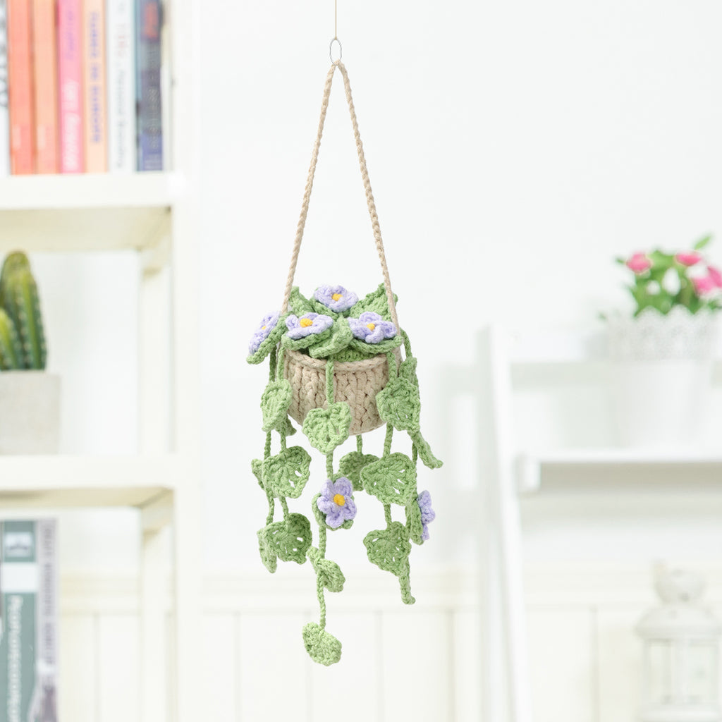 Crochet à la main suspendu ornement en pot avec trailing clair pourpre Blossoms et lea vert