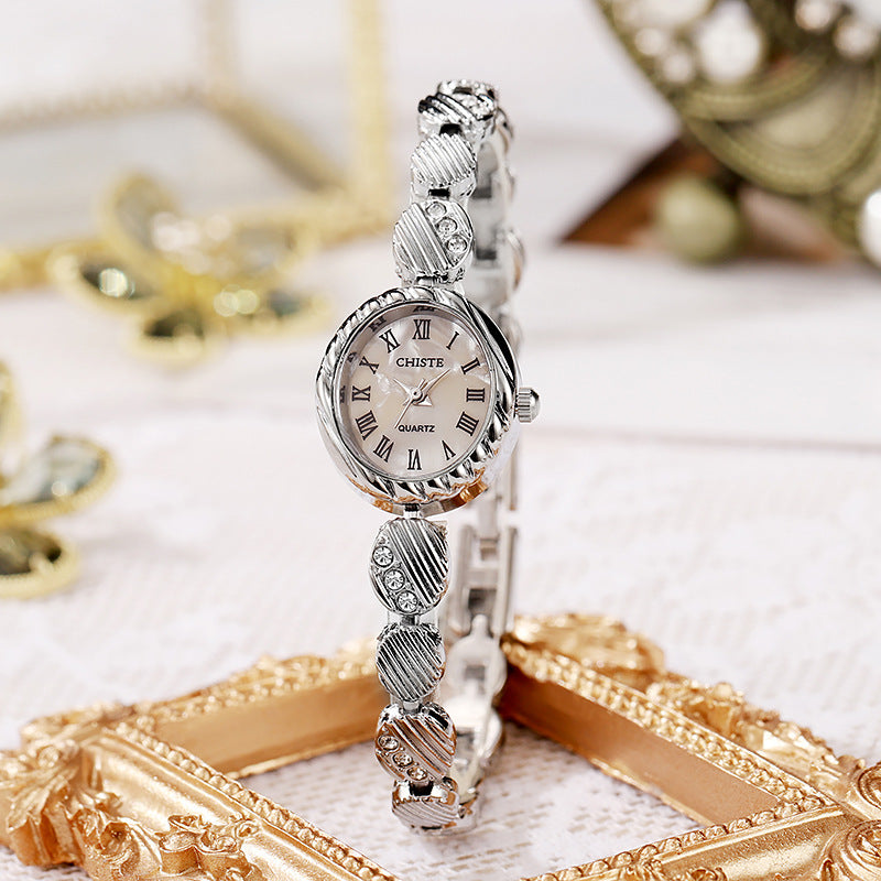 Montre bracelet en or une montre en quartz élégant avec une vibe mi-siècle et un