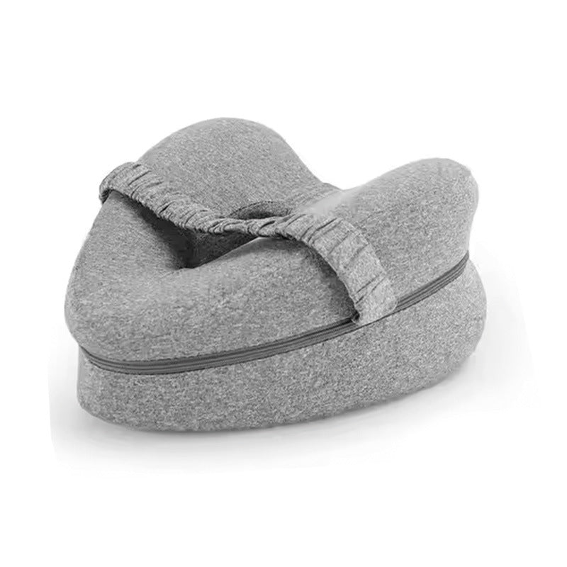 Coeur façonné pour dormir dans le lit un oreiller de jambe