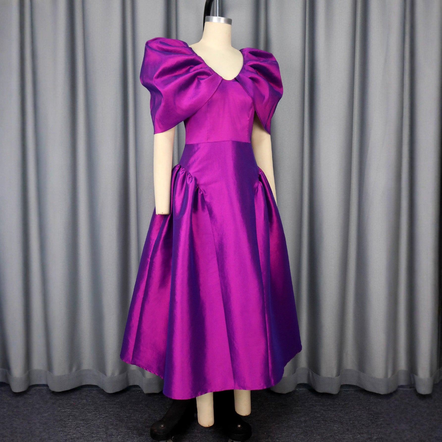 Robe de soirée à manches de puff Une robe de banquet plissée à l'ourlet