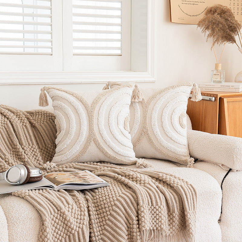 Canapé simple avec un coussin en tassel et des housses d'oreiller