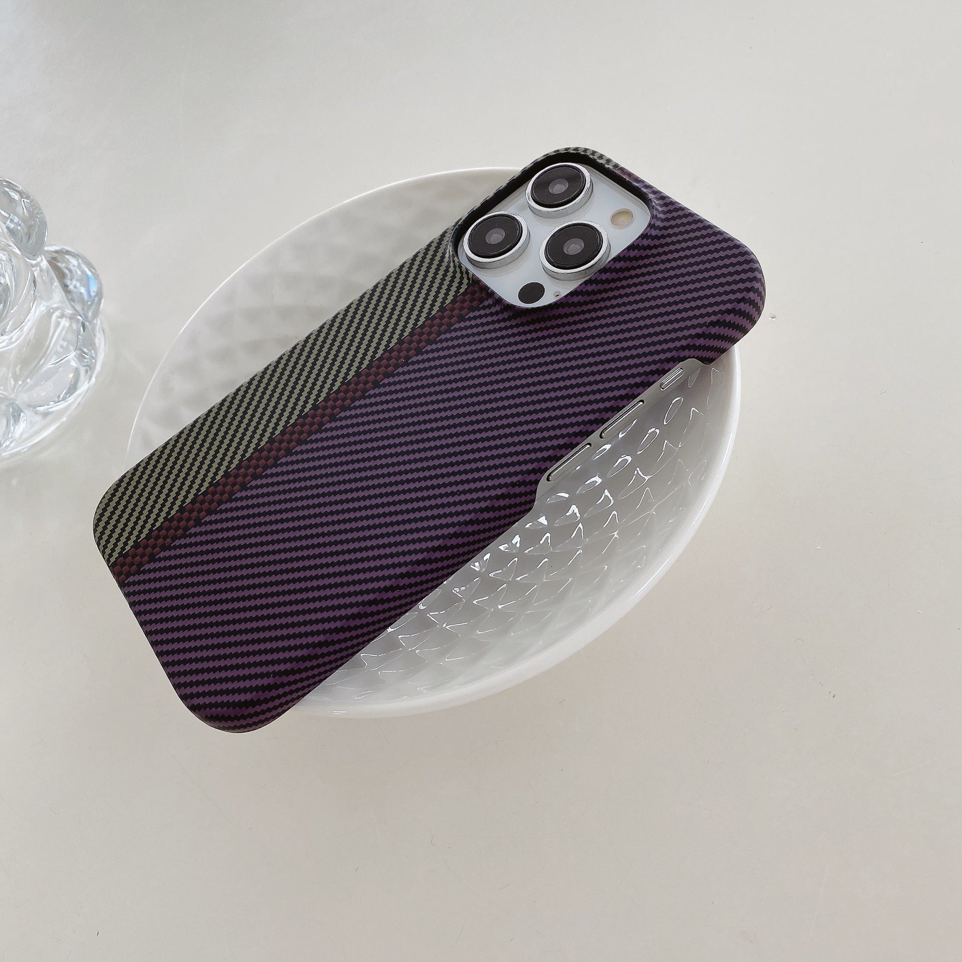 Coque rigide rayée de piste Tide demi-paquet Carbon Fiber Phone Shell