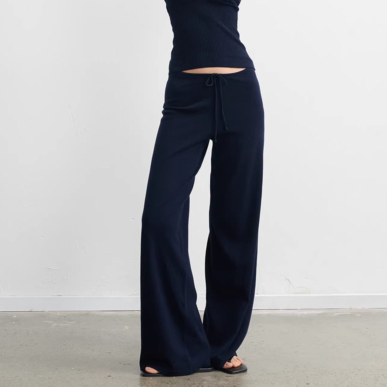 Camisole tricotée et pantalons de flatteur à large jambe