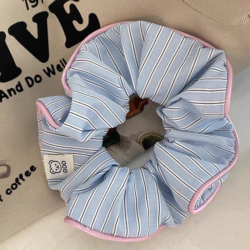 Accessoire à cheveux à rayures contrastées couleur crème avec un doux petit ours Designa Chic Scrunc