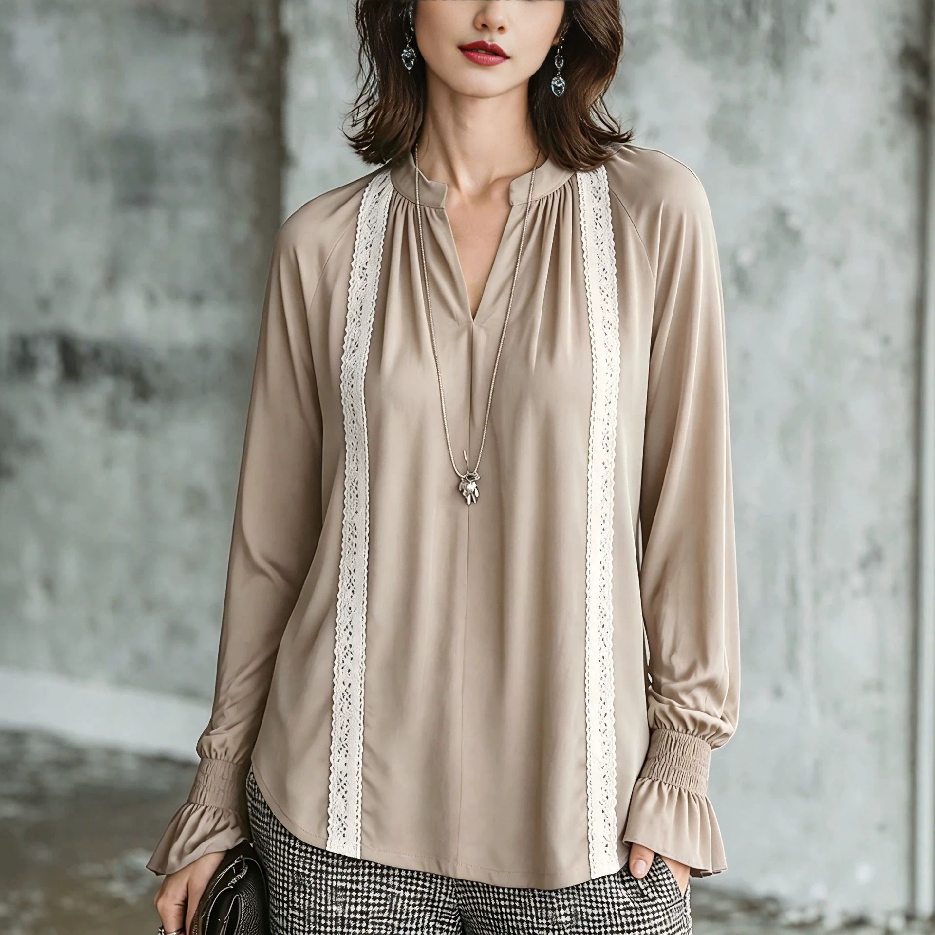 Top femme à manches longues tendance avec la dentelle