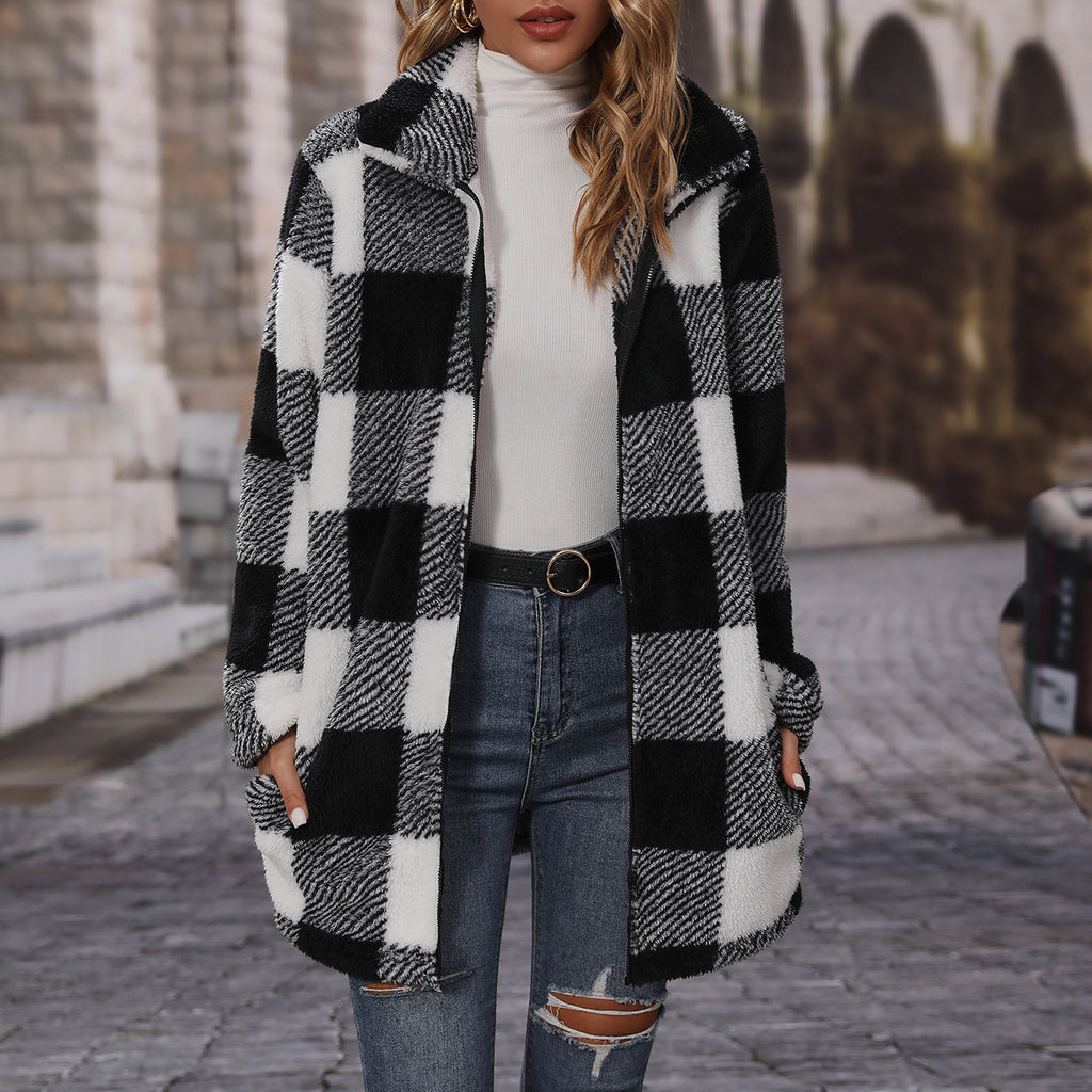 Un manteau long pour les femmes d'automne avec un collier de lapel