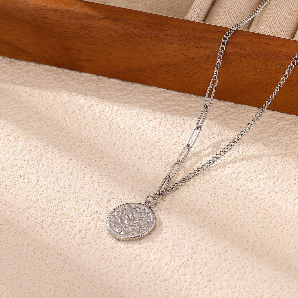 European American Vintage Embossed Lotus rond Collier Titanium acier asymétrique Ch