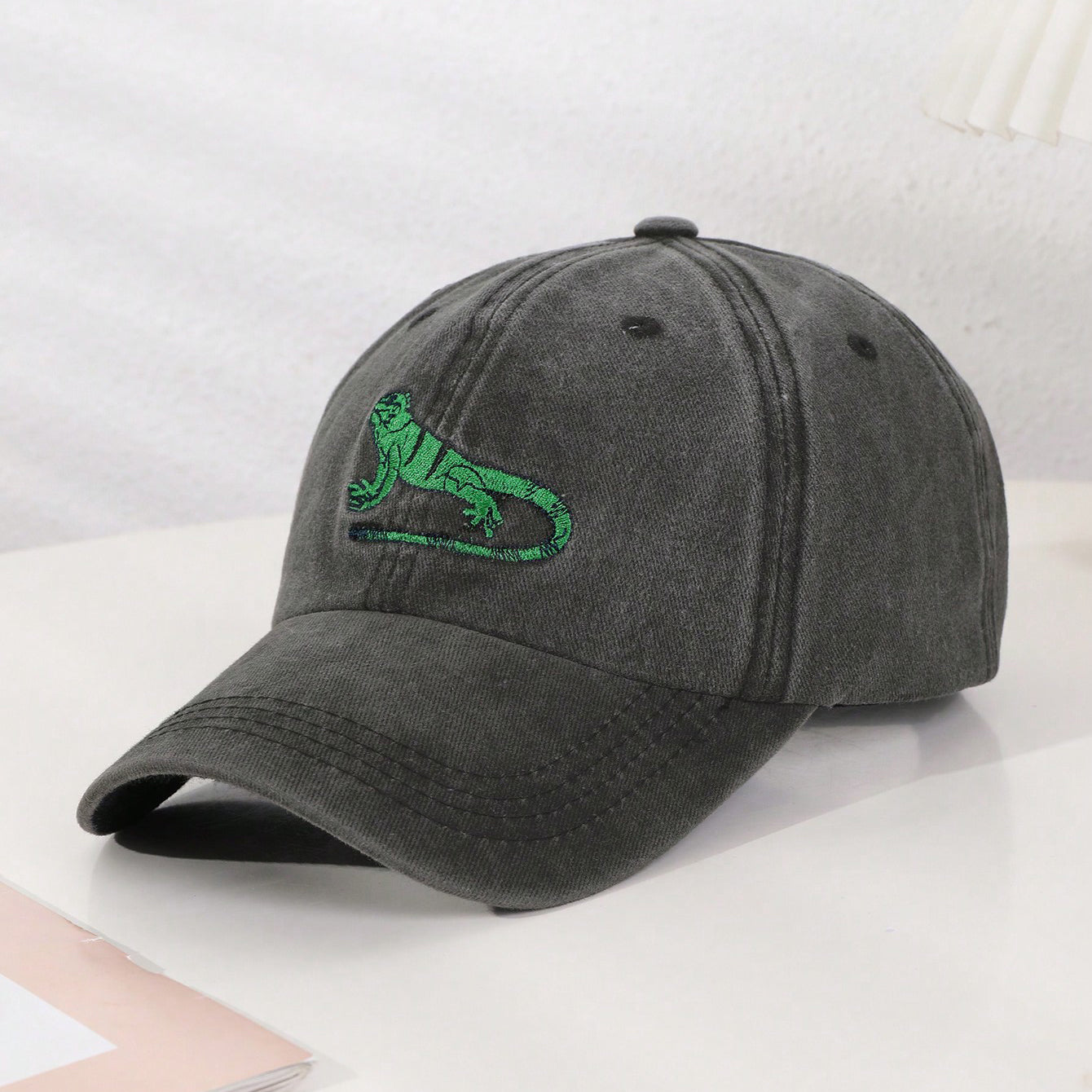 Lézard brodé casual et sim