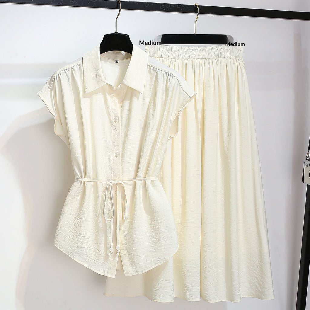 Blouse sans manches Tencel associée à une jupe
