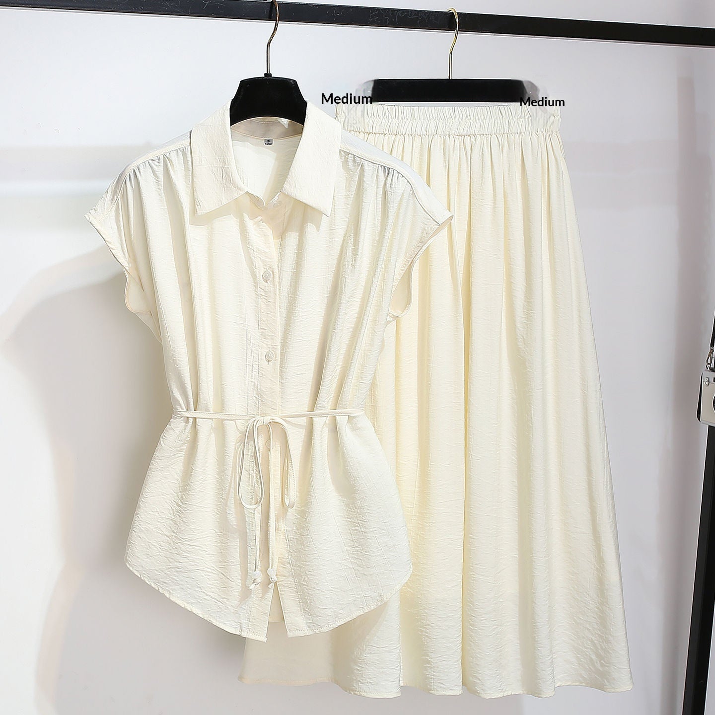 Blouse sans manches Tencel associée à une jupe