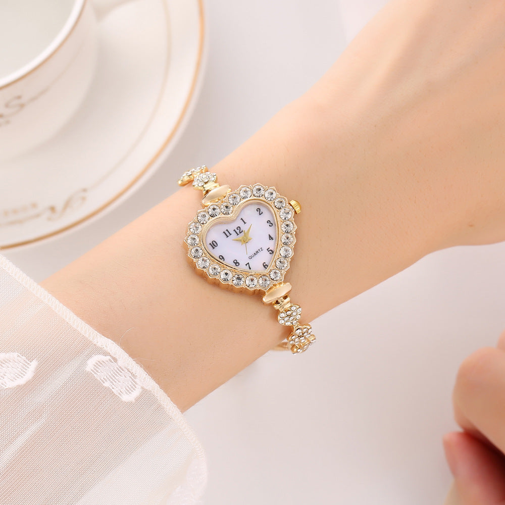 Montres pour femmes avec un design de coeur délicatement adapté au diamant