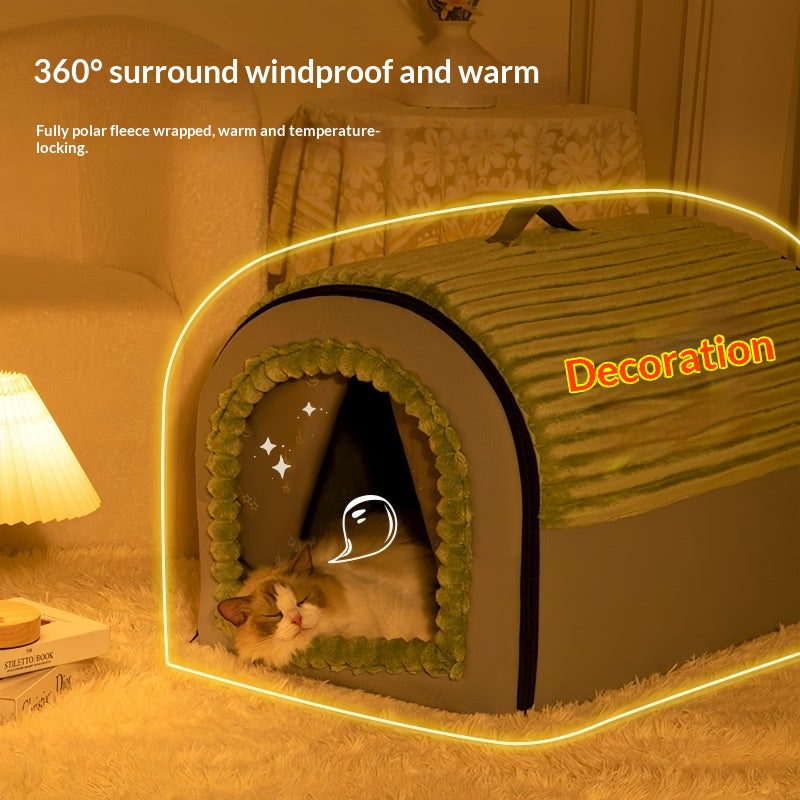 Maison de chat isolée en hiver