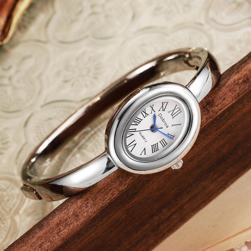 Montre femme ovale Niche légère-luxe avec une lunette diamant or rose